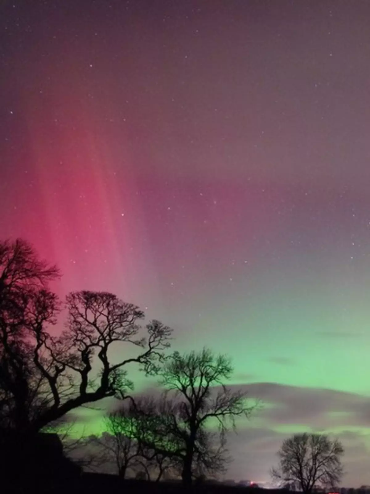 Em rara aparição, aurora boreal é vista nos céus do Reino Unido, Mundo