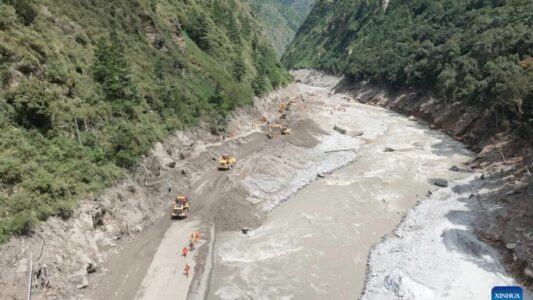 China reabre estrada e retoma buscas na fronteira com Nepal