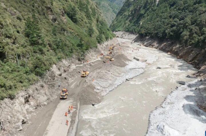 China reabre estrada e retoma buscas na fronteira com Nepal