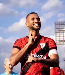 Com hat-trick de Gustavo Coutinho, Atlético-GO goleia Criciúma e entra no G-6 da Série B