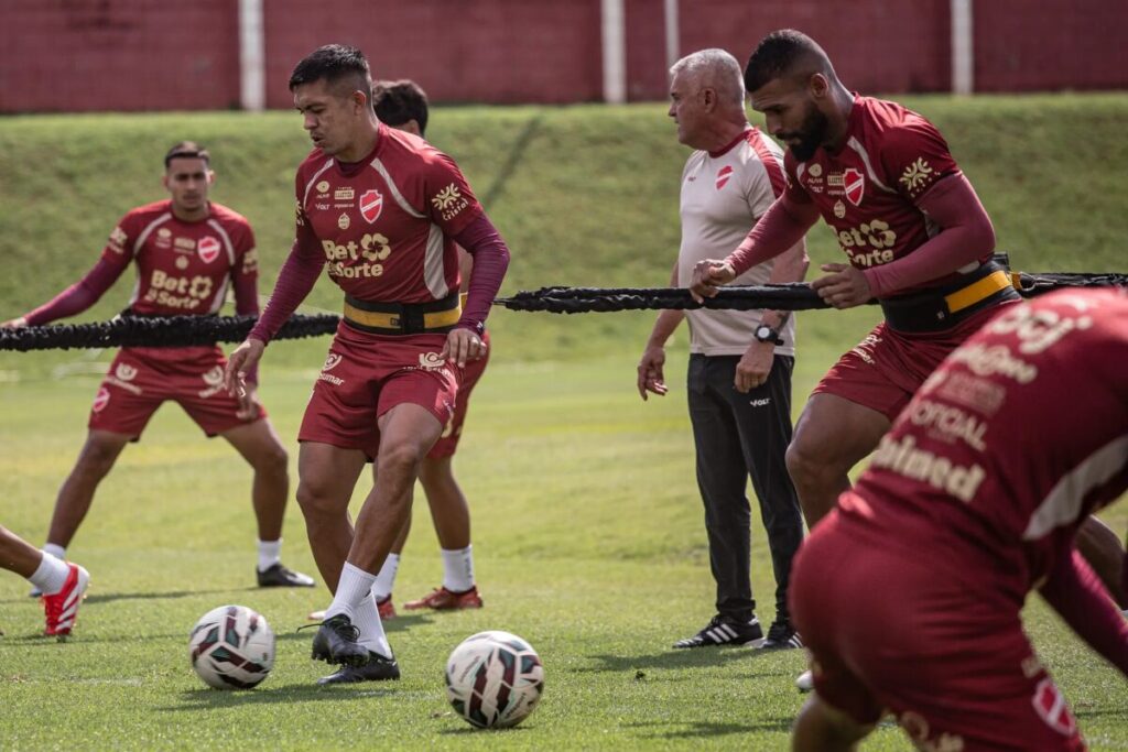 De olho na ponta da Série B, Vila Nova encara Athletic com baixas na defesa e no meio-campo
