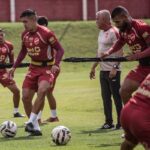 De olho na ponta da Série B, Vila Nova encara Athletic com baixas na defesa e no meio-campo
