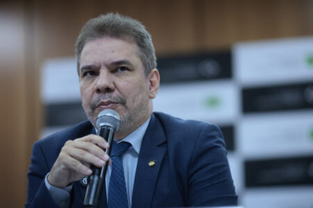 Diretor-geral da PF vai viajar com ministro da Justiça em meio à crise