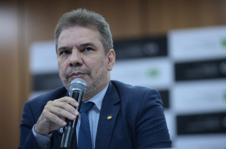 Diretor-geral da PF vai viajar com ministro da Justiça em meio à crise