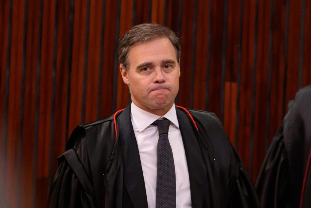 Em guerra com Moraes, Mendonça pede preces e se cala sobre caso Master