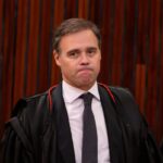 Em guerra com Moraes, Mendonça pede preces e se cala sobre caso Master