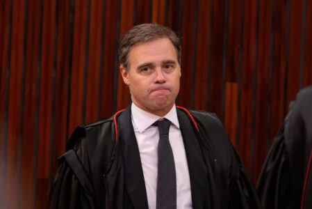 Em guerra com Moraes, Mendonça pede preces e se cala sobre caso Master
