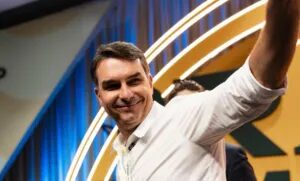 Flávio cobra Alcolumbre por impeachment de Moraes