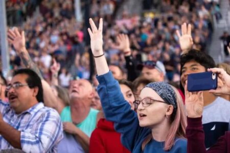 Geração Z é a que mais se identifica como ‘religiosa’ e se envolve em atividades espirituais