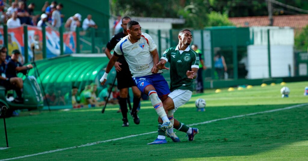 Goiás tem jogador expulso, perde para o Fortaleza e continua na segunda parte da Série B