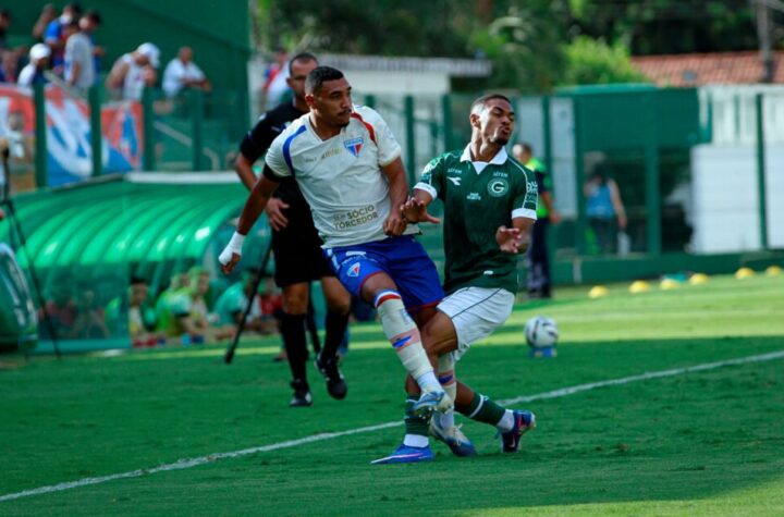 Goiás tem jogador expulso, perde para o Fortaleza e continua na segunda parte da Série B