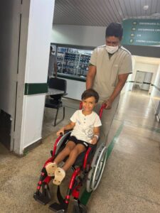 HEJA amplia atendimento pediátrico com nova cadeira de rodas infantil