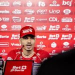 Jonathan Costa vai do escorregão ao primeiro gol com a camisa do Vila Nova