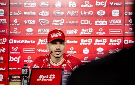 Jonathan Costa vai do escorregão ao primeiro gol com a camisa do Vila Nova