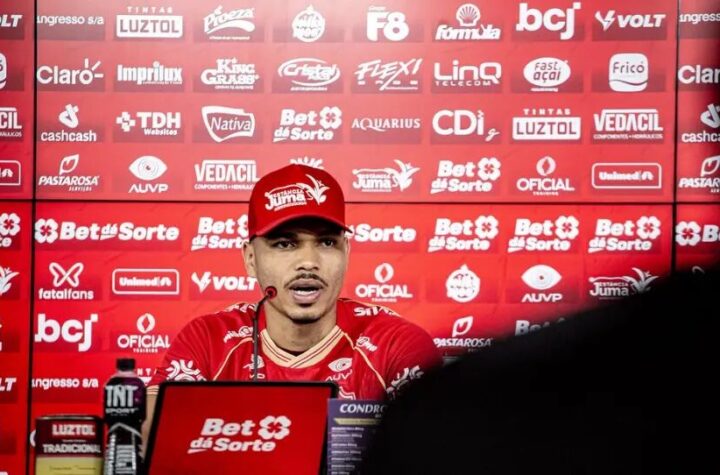 Jonathan Costa vai do escorregão ao primeiro gol com a camisa do Vila Nova