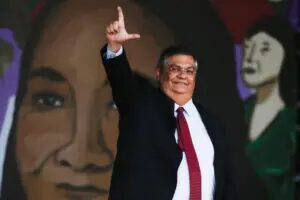 Ministros do TSE falam em ‘interferência indevida’ depois de Dino restabelecer post sobre Flávio e Nossa Senhora