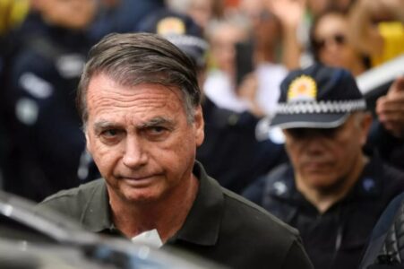 Moraes manda Exército destruir ou doar armas apreendidas de Bolsonaro