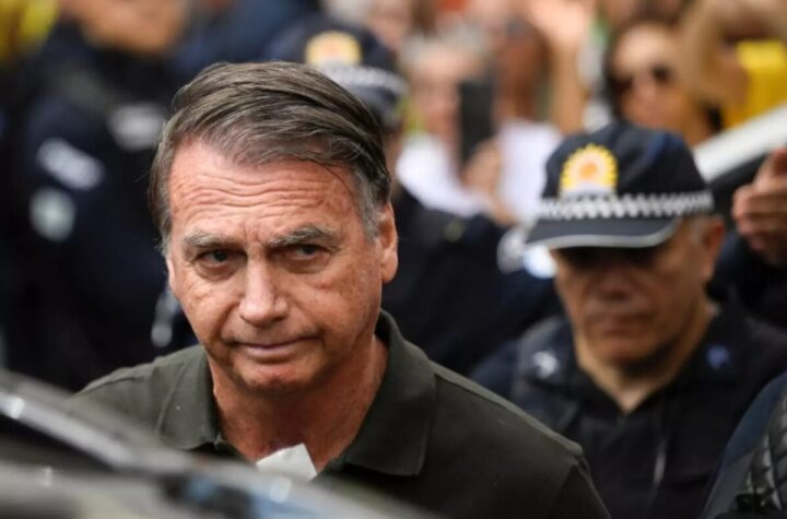 Moraes manda Exército destruir ou doar armas apreendidas de Bolsonaro