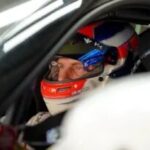Piloto abandona corrida e salva rival de carro em chamas na China