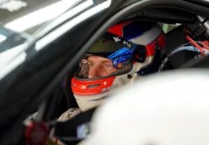 Piloto abandona corrida e salva rival de carro em chamas na China