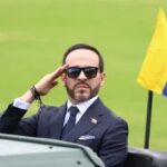 Presidente da Colômbia tira foto ao lado de corpos de traficantes em operação contra o terrorismo