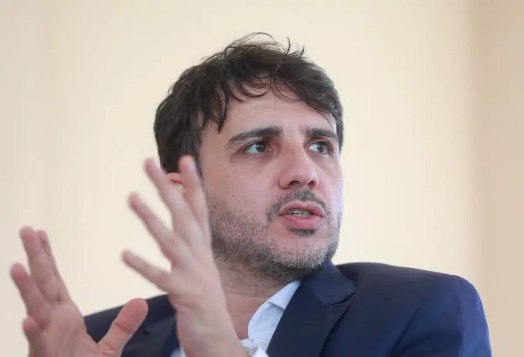 Renan Santos acusa Augusto Cury de beneficiar Lula; VEJA VÍDEO