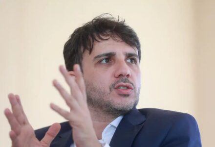 Renan Santos acusa Augusto Cury de beneficiar Lula; VEJA VÍDEO