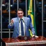Senador Flávio Bolsonaro defende impeachment de Moraes