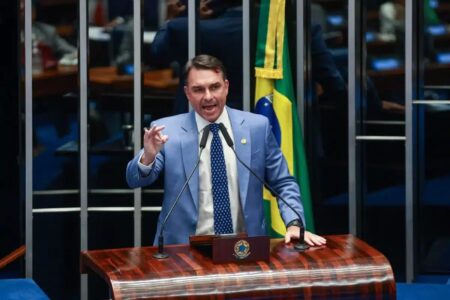 Senador Flávio Bolsonaro defende impeachment de Moraes