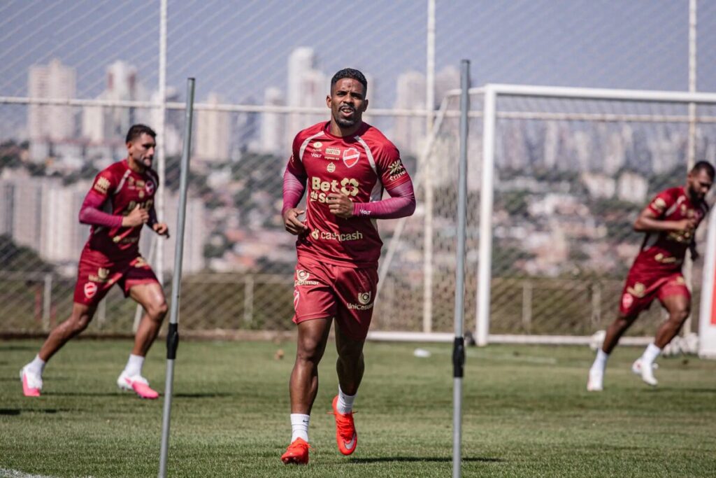 Série B: Vila Nova ganha reforço na lateral para duelo contra o desesperado América-MG