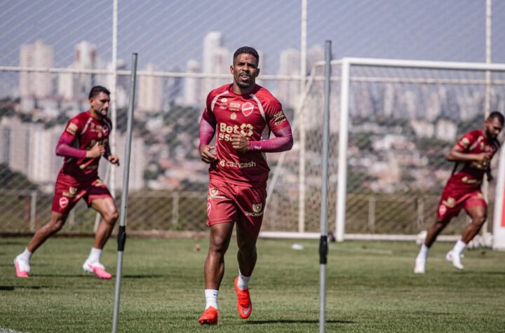 Série B: Vila Nova ganha reforço na lateral para duelo contra o desesperado América-MG