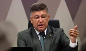 Viana convoca senadores a Brasília e diz que silêncio favorece crise no STF