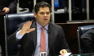 Alcolumbre retira PEC da Segurança Pública da pauta do Senado