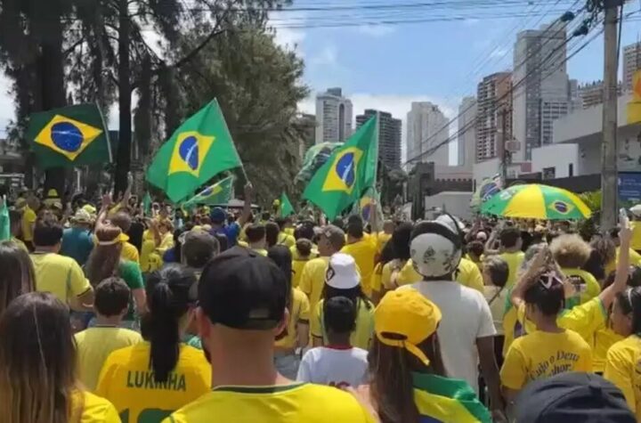 Apoiadores de Flávio Bolsonaro fazem caminhada na Ricardo Paranhos, em Goiânia