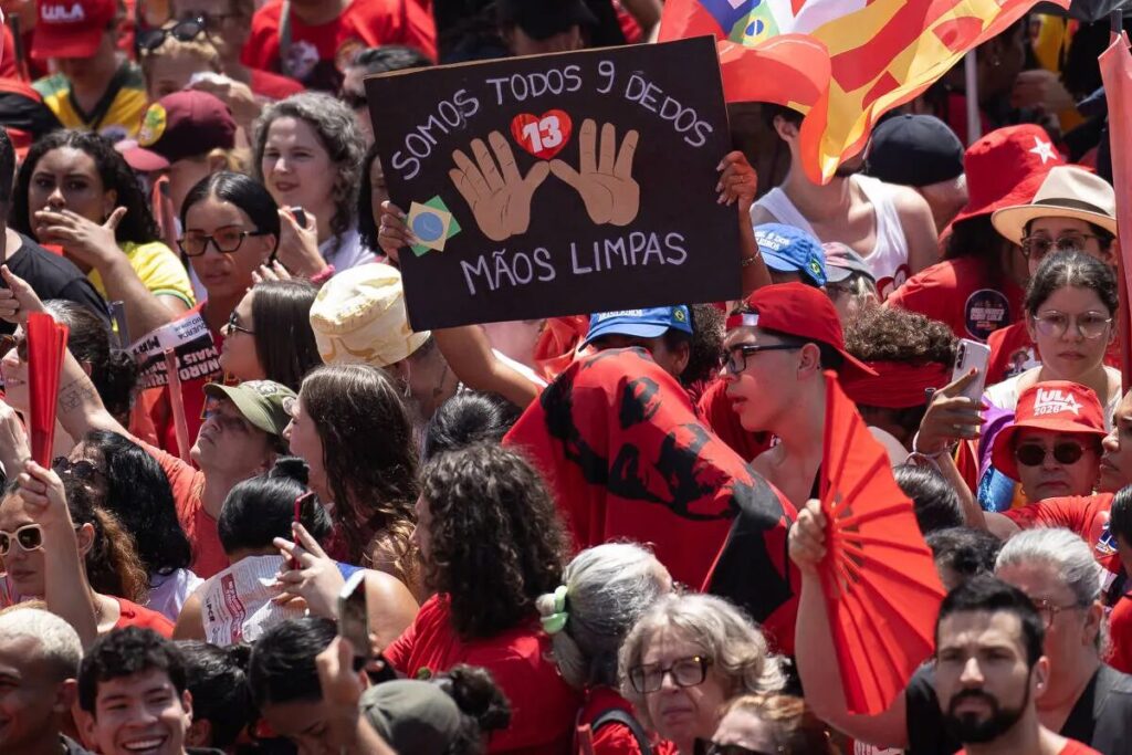 Apoiadores de Lula ironizam Flávio com cartaz em Copacabana