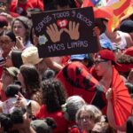 Apoiadores de Lula ironizam Flávio com cartaz em Copacabana