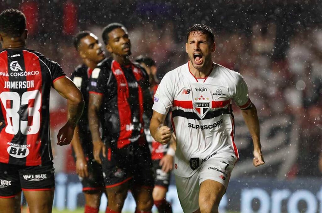Calleri faz dois gols, e São Paulo vence o Vitória por 2 a 1