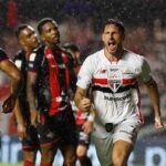 Calleri faz dois gols, e São Paulo vence o Vitória por 2 a 1