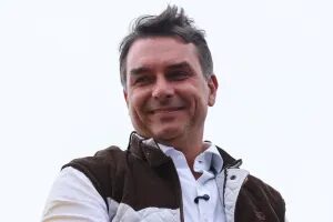 Campanha de Flávio se anima com pesquisas internas e mantém confiança na vitória