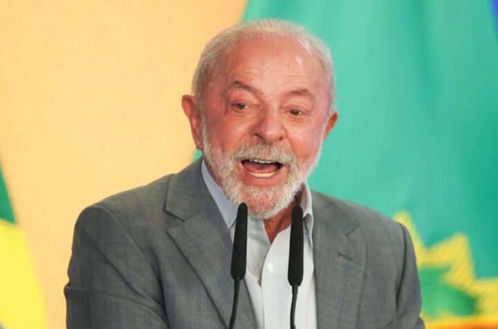 Em novo programa, Lula mira indecisos e critica oposição