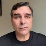 EUA vão conceder vistos a Flávio e família, diz Departamento de Estado