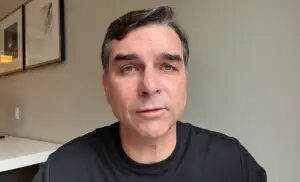 EUA vão conceder vistos a Flávio e família, diz Departamento de Estado