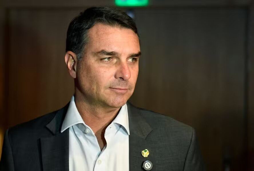 Flávio Bolsonaro admite a aliados que mentiu sobre apoio ao fim da 6×1