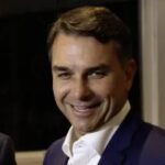 Flávio Bolsonaro supera desempenho do pai no 1º turno