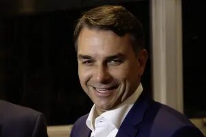 Flávio Bolsonaro supera desempenho do pai no 1º turno