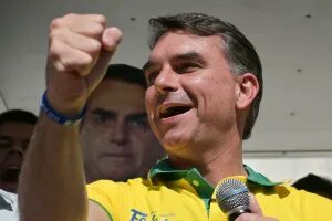 Flávio Bolsonaro tem 50,1% dos votos válidos, diz Futura
