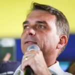 Flávio Bolsonaro terá feriado com compromissos em SP e Brasília
