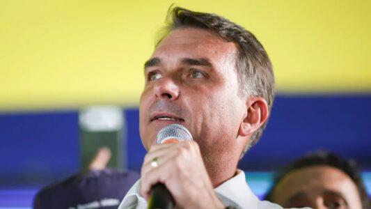 Flávio Bolsonaro terá feriado com compromissos em SP e Brasília