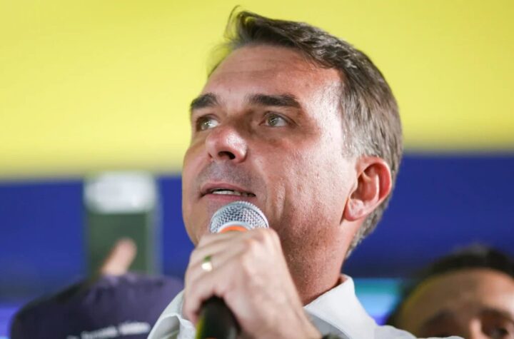 Flávio Bolsonaro terá feriado com compromissos em SP e Brasília