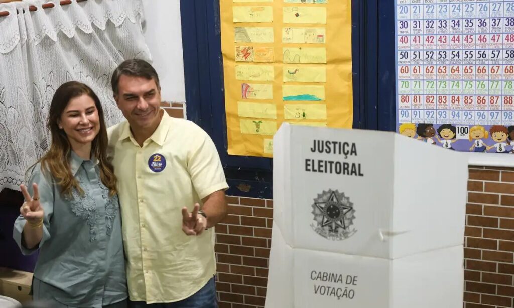 Flávio Bolsonaro vota no Rio, fala em mudança e é alvo de protestos